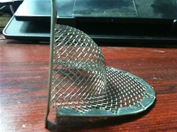 Khuôn Dựng Tổ Yến INOX 304:    Với chất liệu bằng lưới inox 304: bền, không han rỉ,
    Nhiều lỗ thoáng sẽ tiết kiệm hơn 50% thời gian sấy yến so với khuôn nhựa. Thời gian sấy từ 8-16h.
    Yến sẽ tự rời khỏi khuôn sau khi sấy khô làm giảm hao hụt
    Khuôn có chân làm cho mặt đáy thoáng giúp yến nhanh khô hơn.
    Mô cao tròn đẹp làm tổ yến sau khi đắp có hình dạng tròn đẹp bắt mắt.